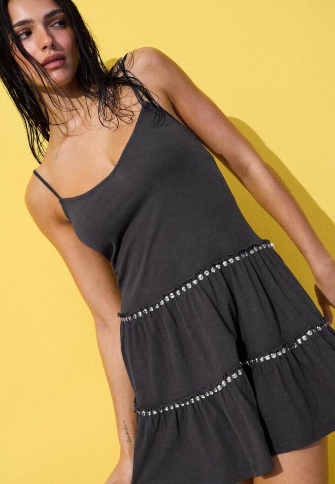 Abito con volant e borchie