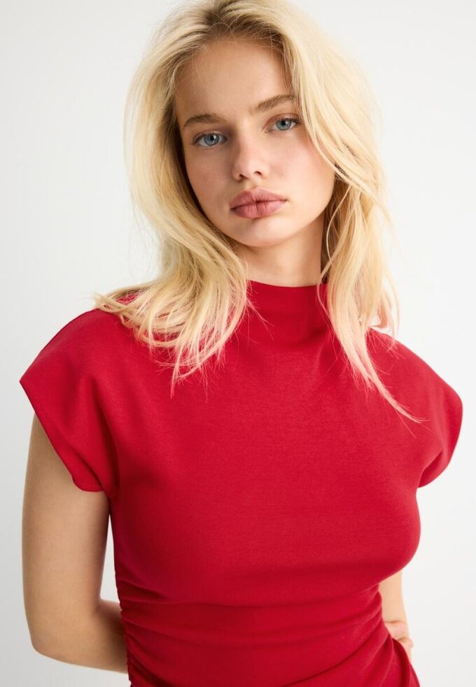 Abito corto aderente con dettagli arricciati