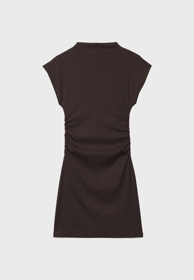 Abito corto aderente con dettagli arricciati