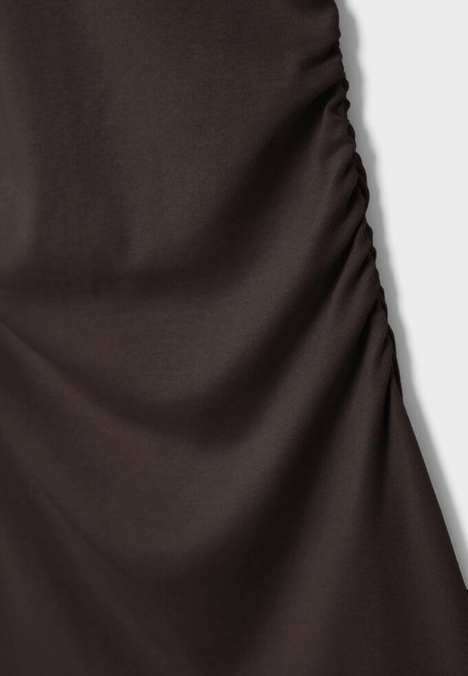 Abito corto aderente con dettagli arricciati