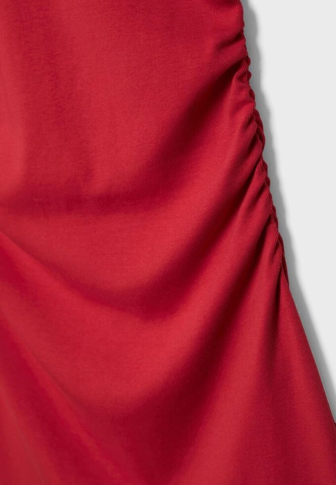 Abito corto aderente con dettagli arricciati