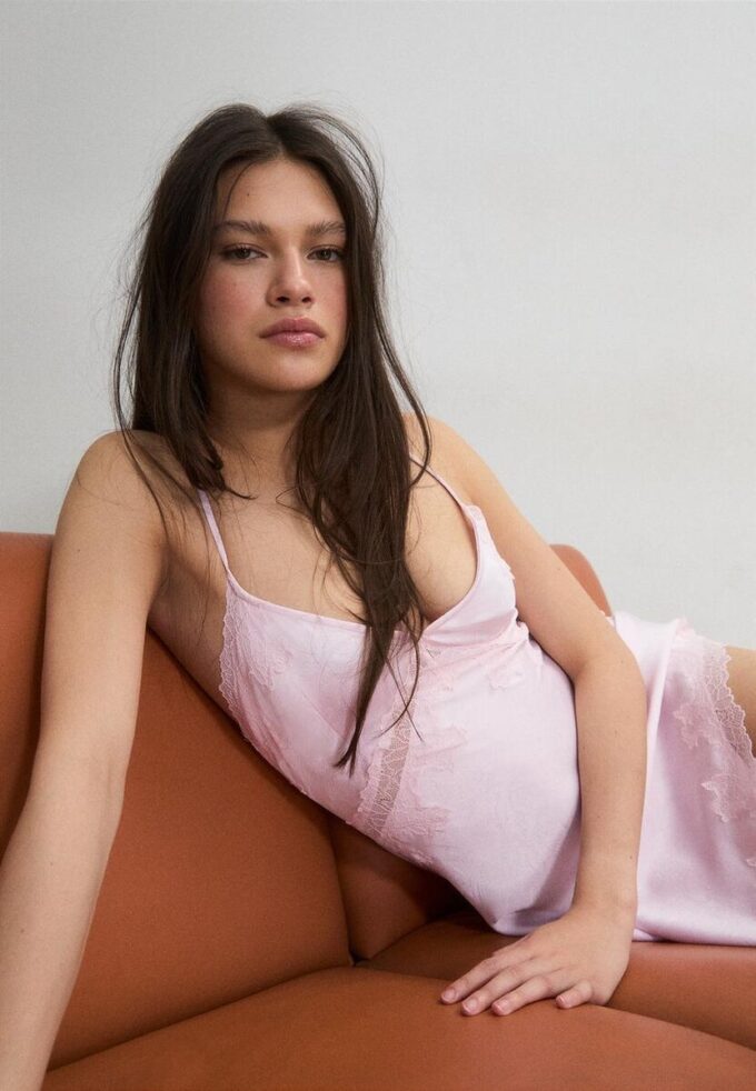 Abito corto asimmetrico in raso