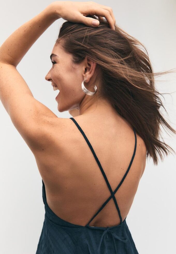 Abito corto con spalline e volant Abito corto con spalline e volant