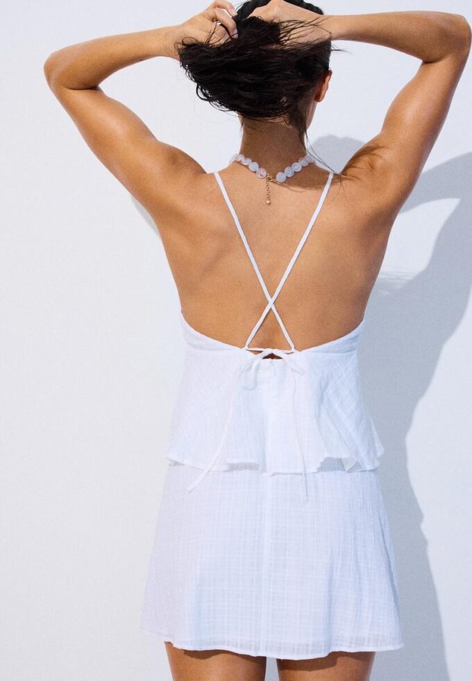 Abito corto con spalline e volant Abito corto con spalline e volant