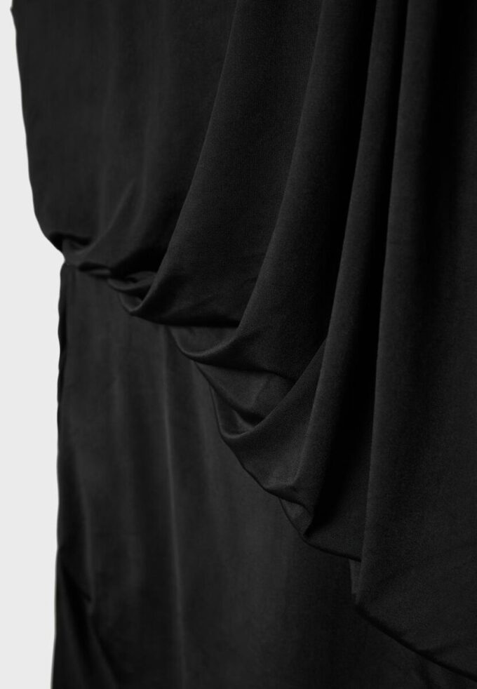 Abito corto drappeggiato asimmetrico