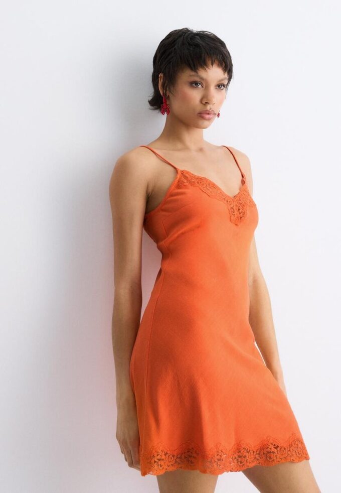 Abito corto in pizzo rustico Abito corto in pizzo rustico