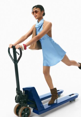 Abito corto in raso con scollo all’americana