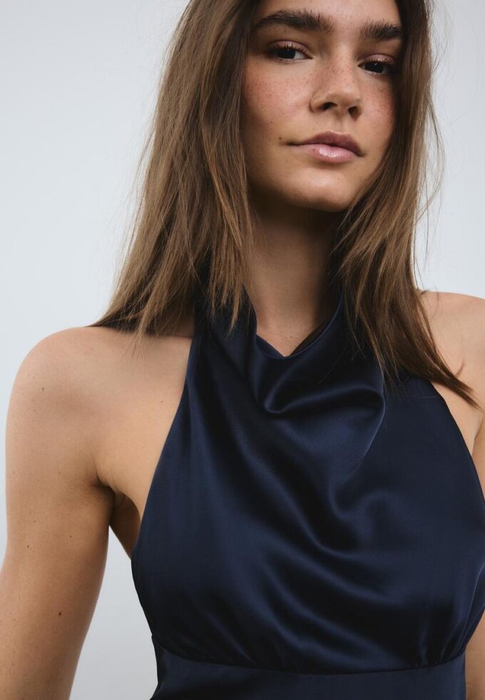 Abito corto in raso con scollo all’americana