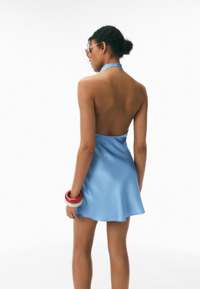 Abito corto in raso con scollo all’americana