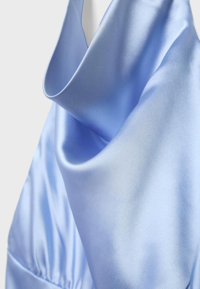 Abito corto in raso con scollo all’americana