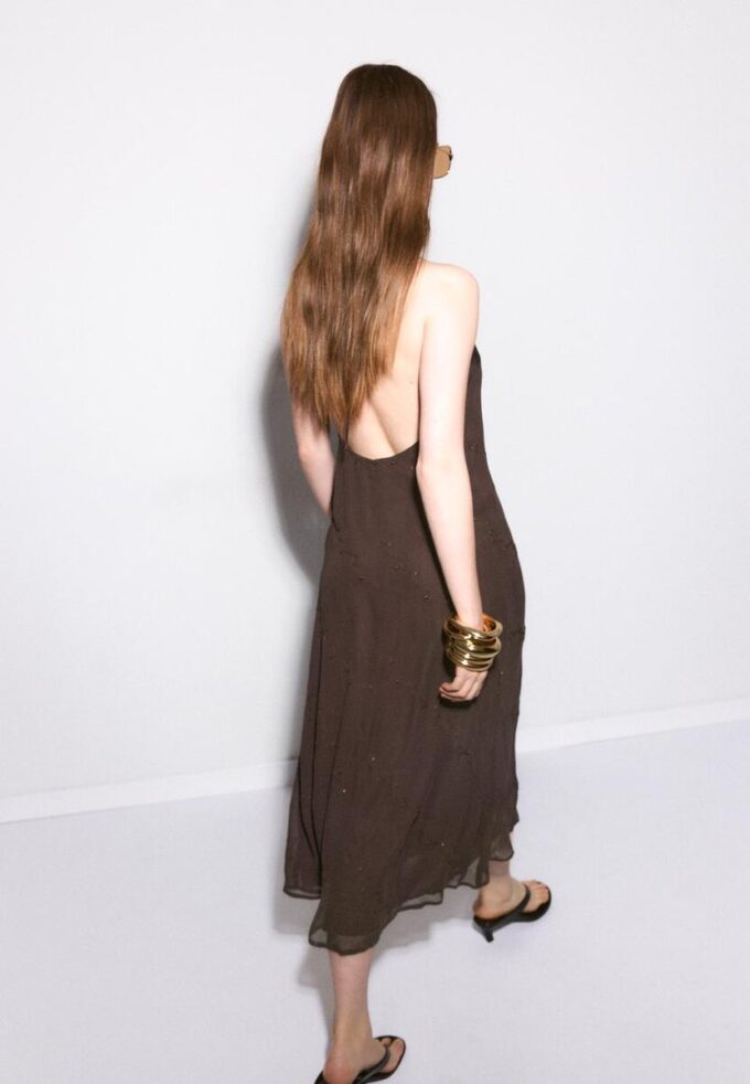 Abito lungo con scollo all’americana ricamato