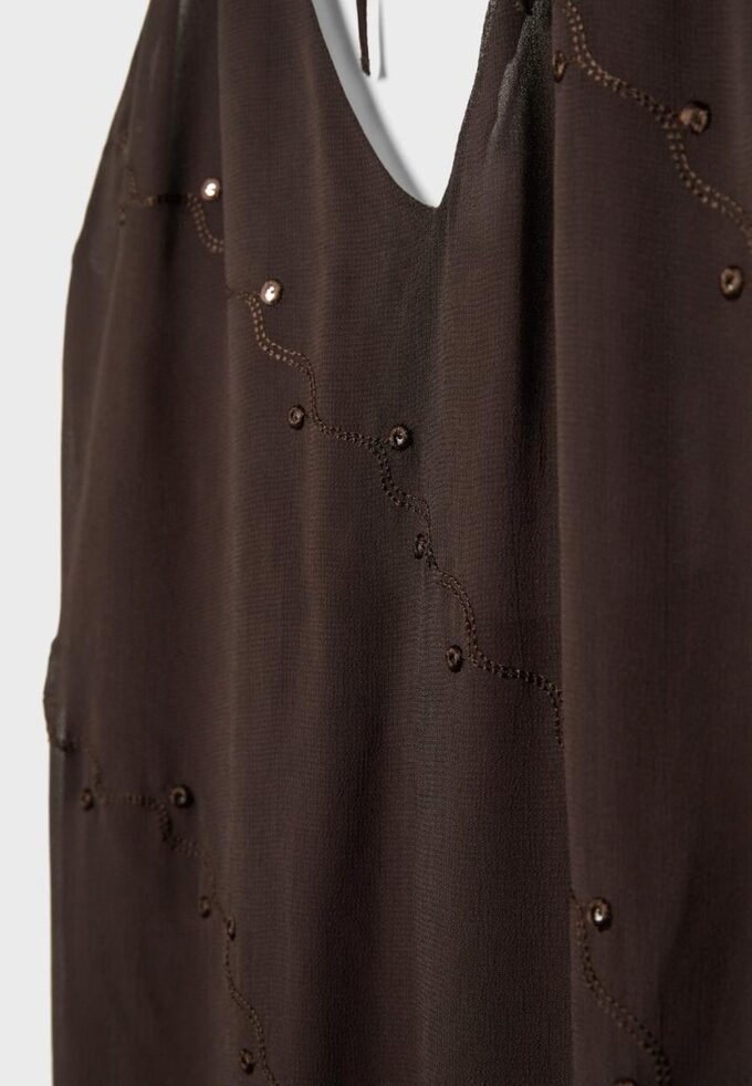 Abito lungo con scollo all’americana ricamato