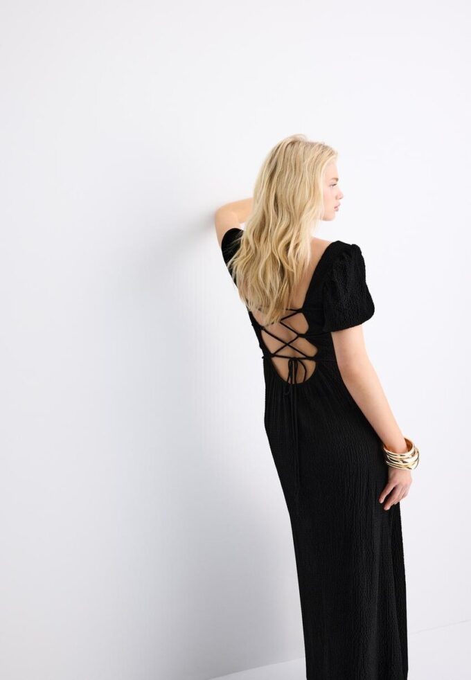 Abito lungo dalla vestibilità ampia con incrocio sulla schiena