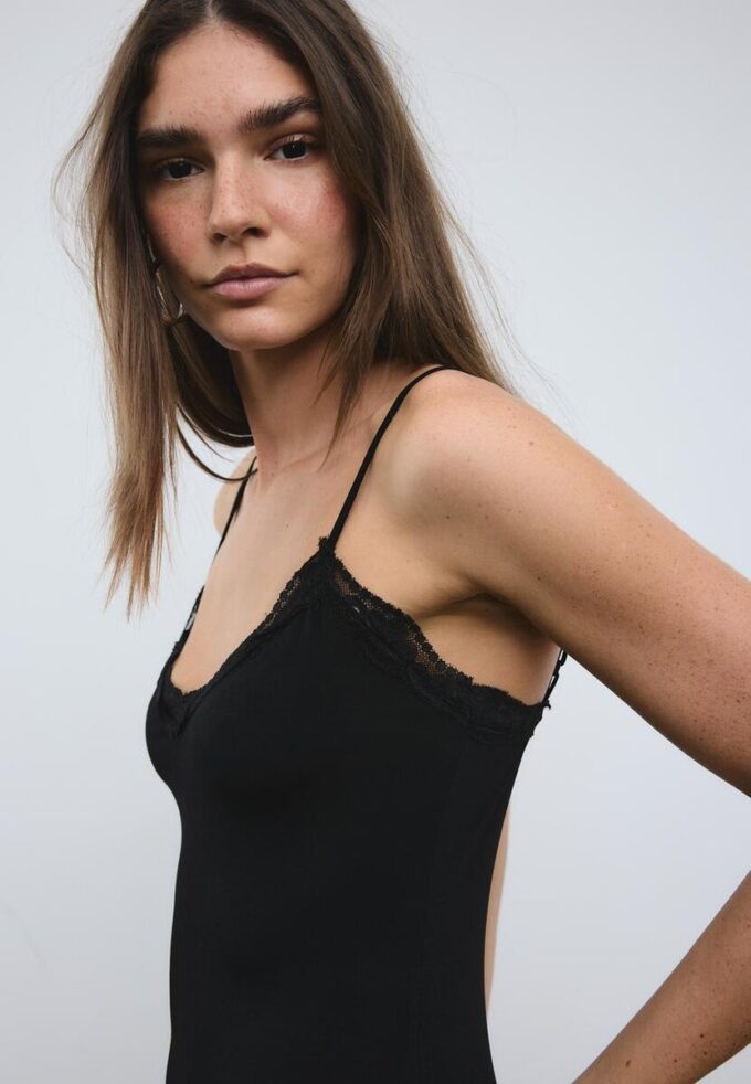 Abito lungo in maglia di pizzo