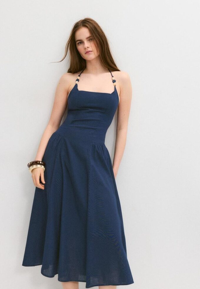 Abito midi con scollo all’americana e dettagli in perline Abito midi con scollo all’americana e dettagli in perline