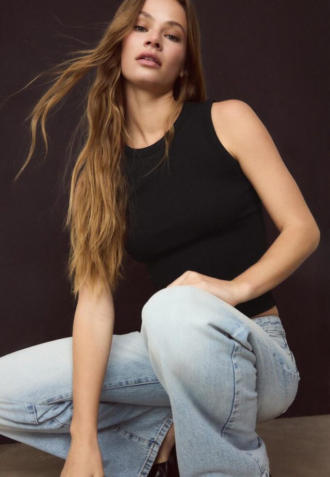 B04 Top aderente basic senza maniche