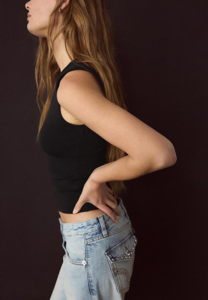 B04 Top aderente basic senza maniche