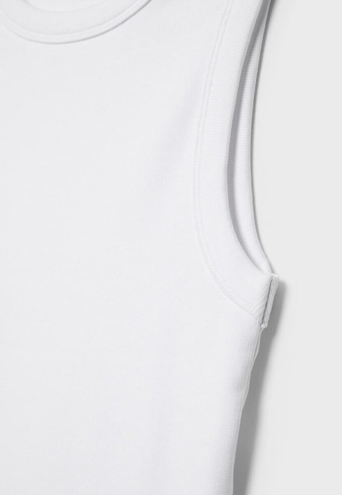 B04 Top aderente basic senza maniche