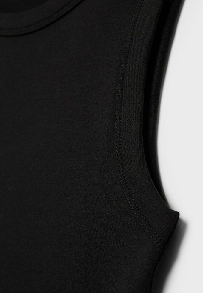 B04 Top aderente basic senza maniche