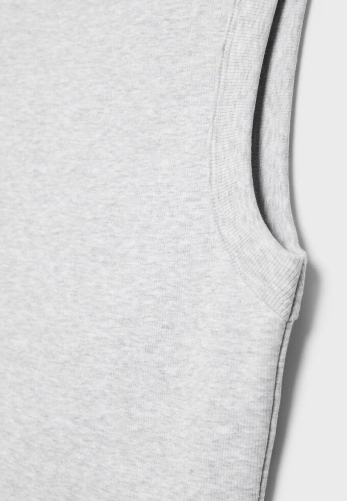 B04 Top aderente basic senza maniche