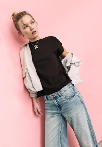 B06 T-shirt basic con spalle scese