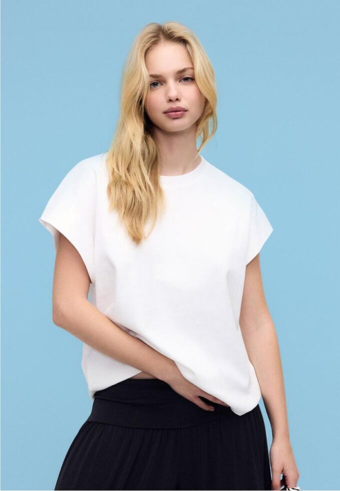 B06 T-shirt basic con spalle scese