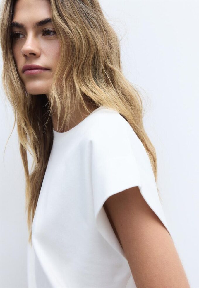 B06 T-shirt basic con spalle scese