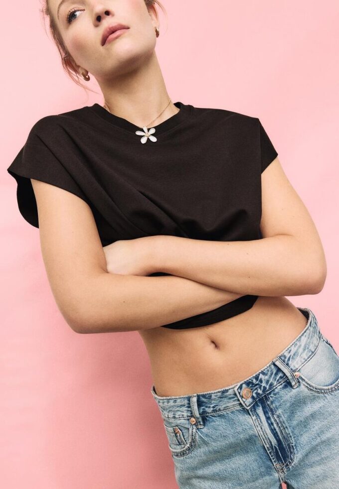 B06 T-shirt basic con spalle scese