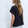 B06 T-shirt basic con spalle scese