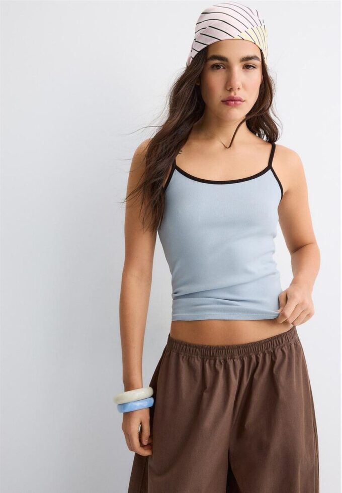 B07 Top con spalline a costine