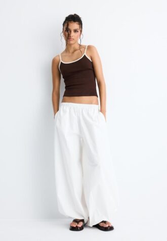 B07 Top con spalline a costine