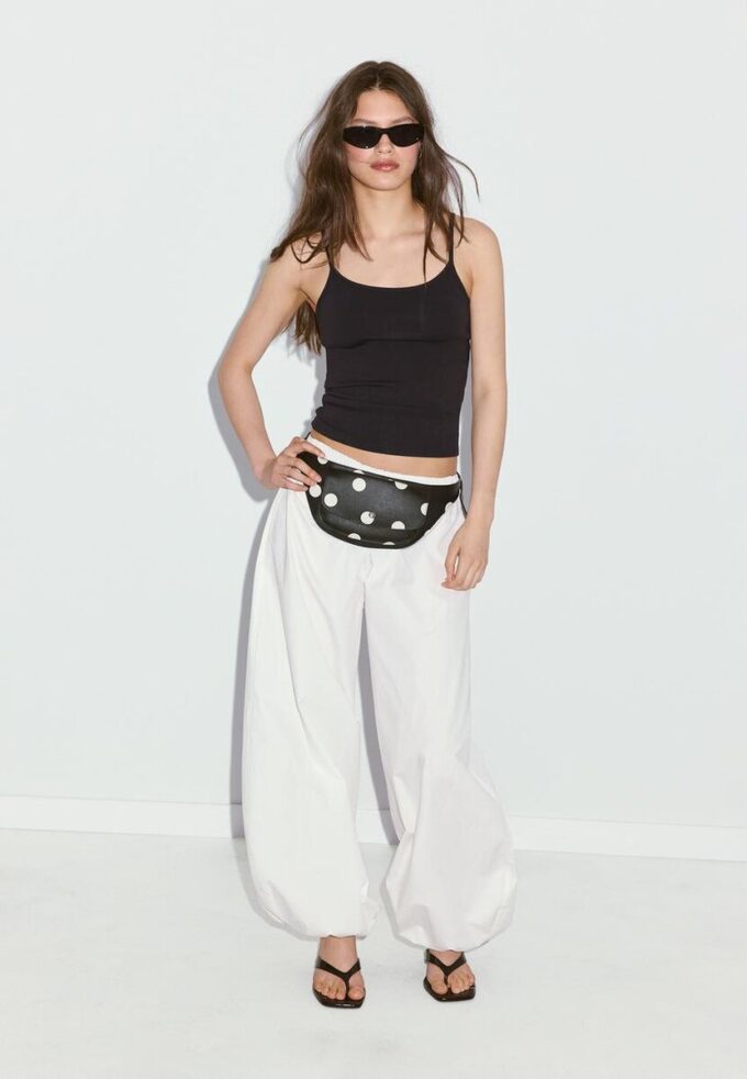 B07 Top con spalline a costine