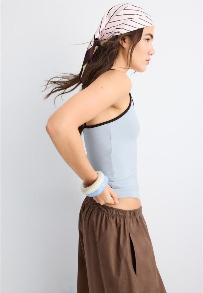 B07 Top con spalline a costine