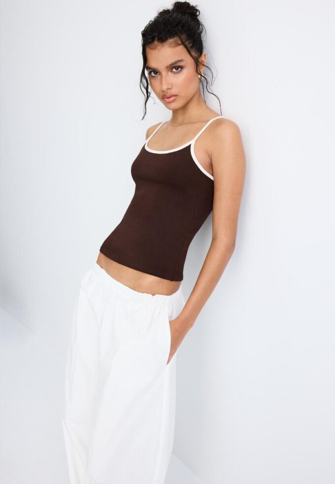 B07 Top con spalline a costine