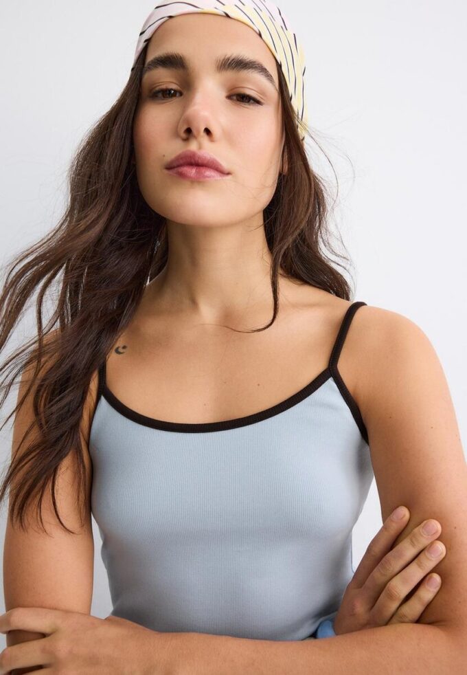 B07 Top con spalline a costine