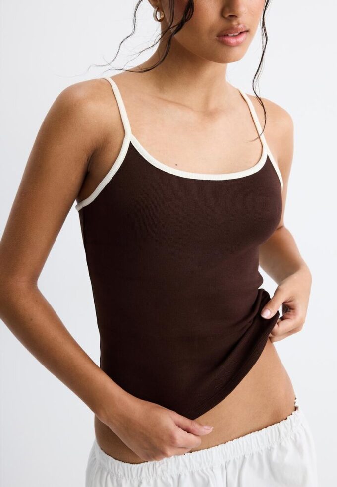 B07 Top con spalline a costine