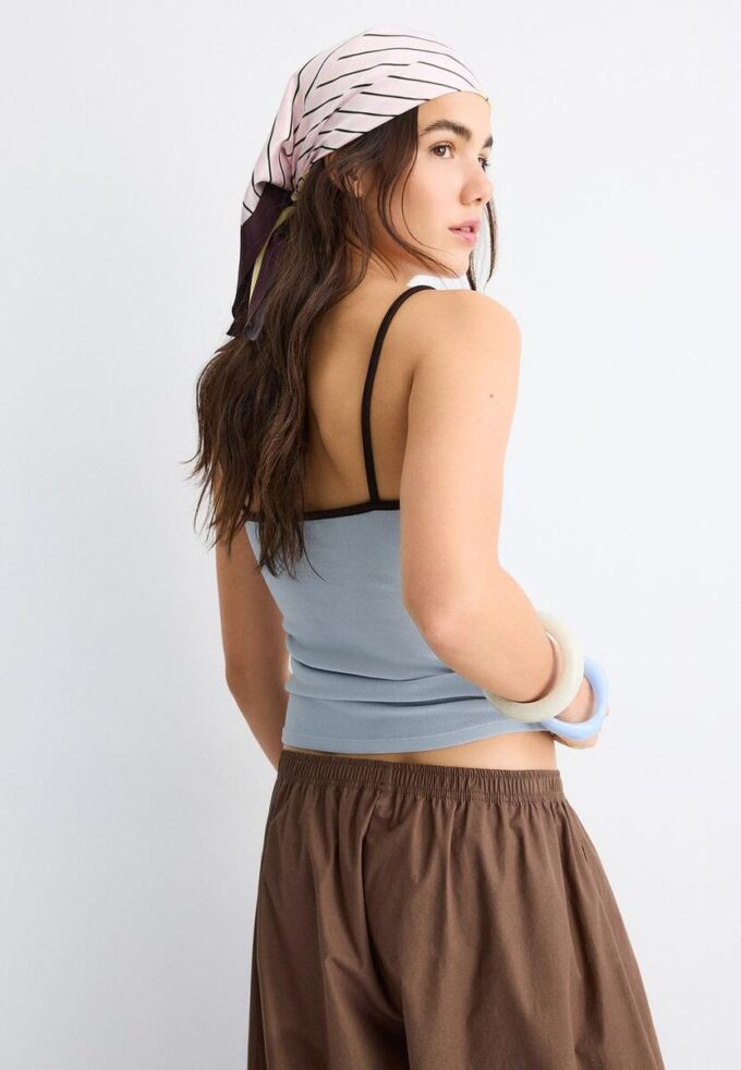 B07 Top con spalline a costine