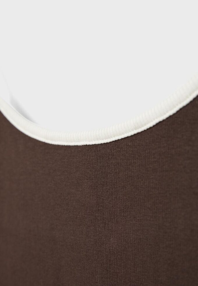 B07 Top con spalline a costine