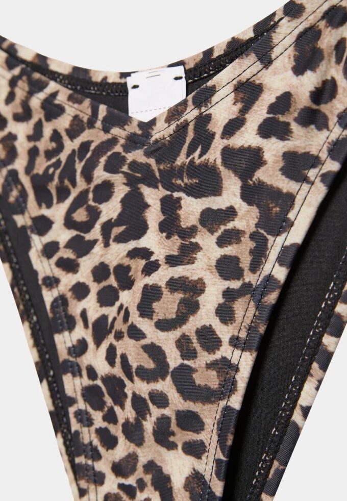 Basic slip bikini brasiliano con taglio a V Basic slip bikini brasiliano con taglio a V