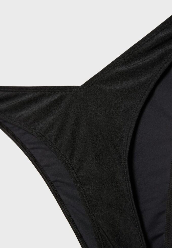 Basic slip bikini brasiliano con taglio a V Basic slip bikini brasiliano con taglio a V