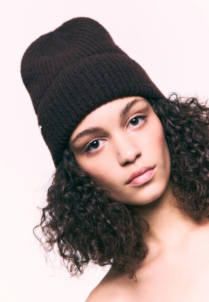 Berretto a coste con placca