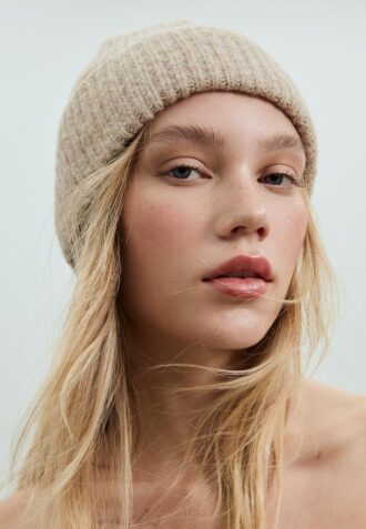 Berretto a coste con placca