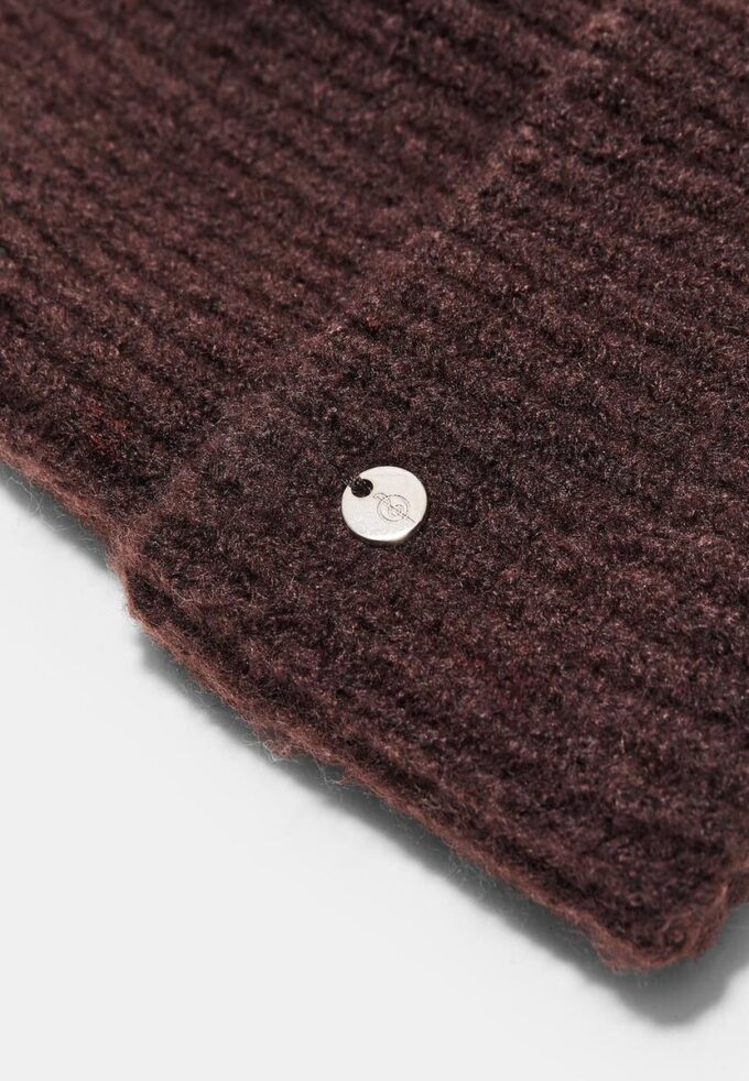 Berretto a coste con placca