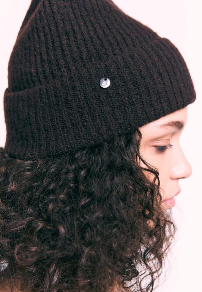 Berretto a coste con placca