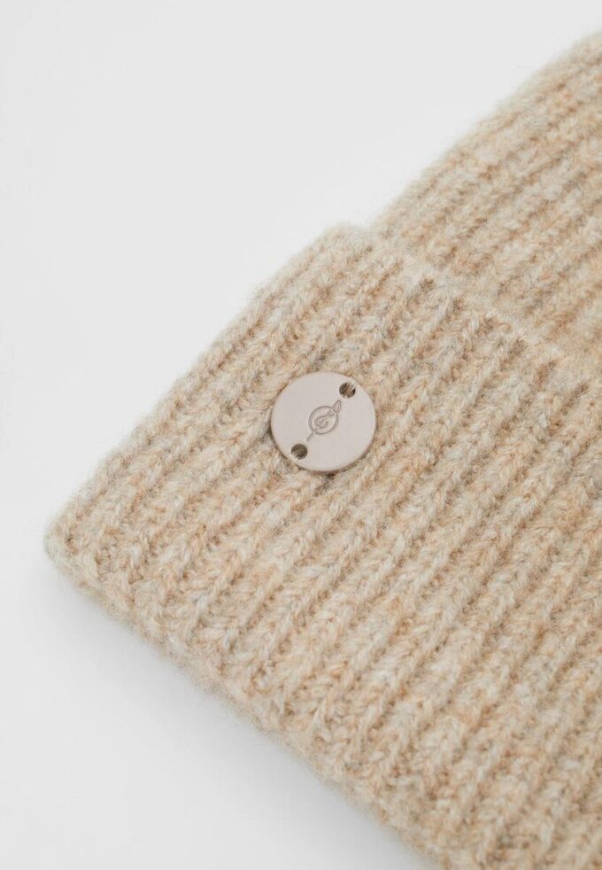 Berretto a coste con placca