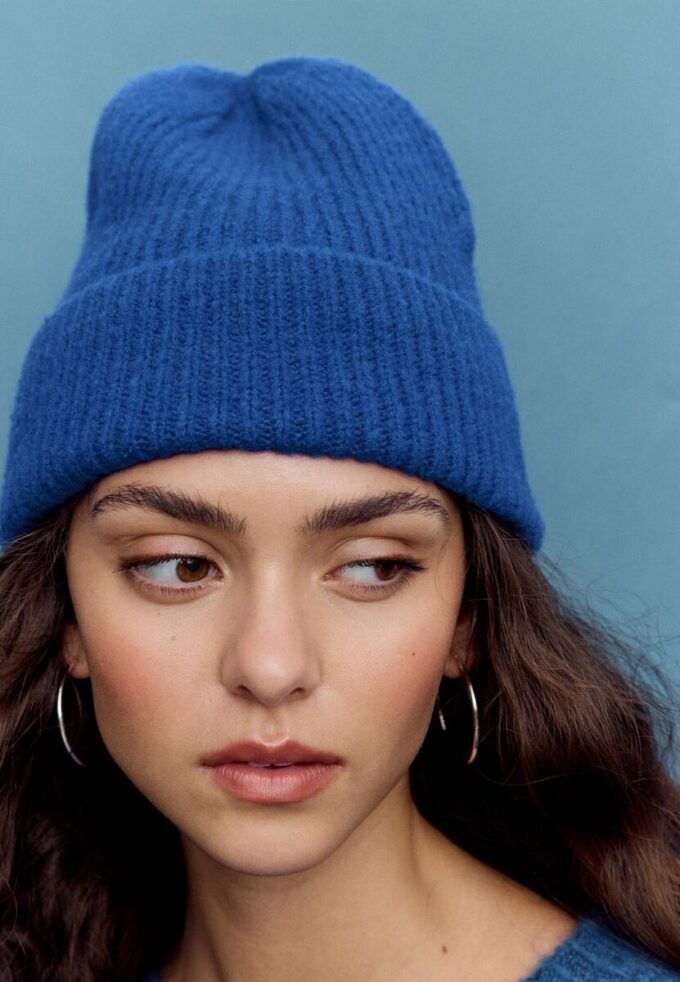 Berretto a coste con placca