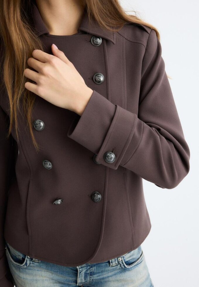 Blazer con bottoni incisi