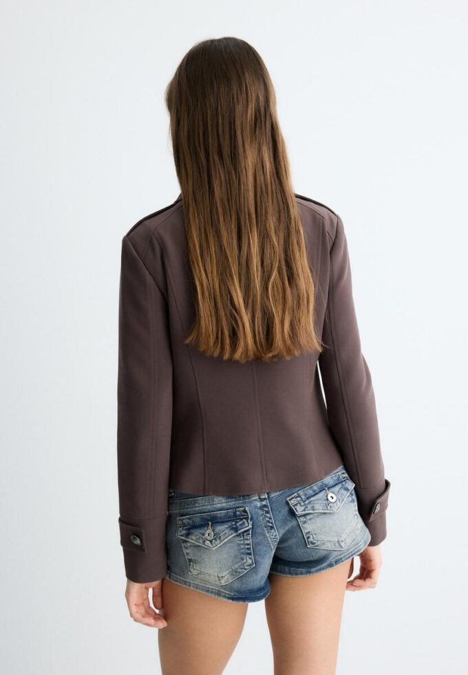 Blazer con bottoni incisi