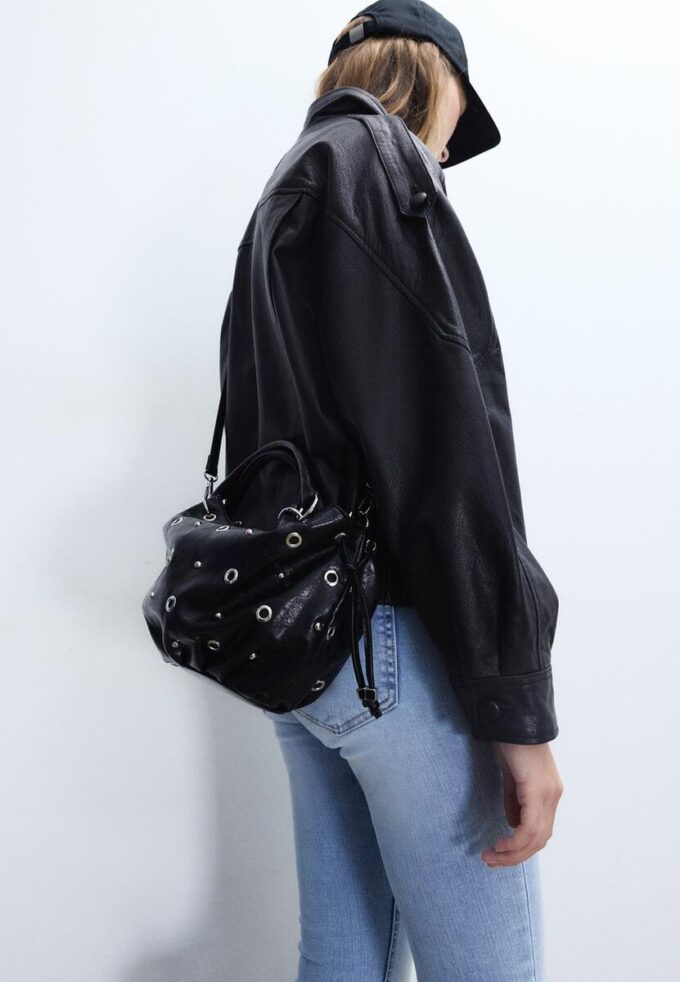 Borsa a secchiello con dettagli a occhielli