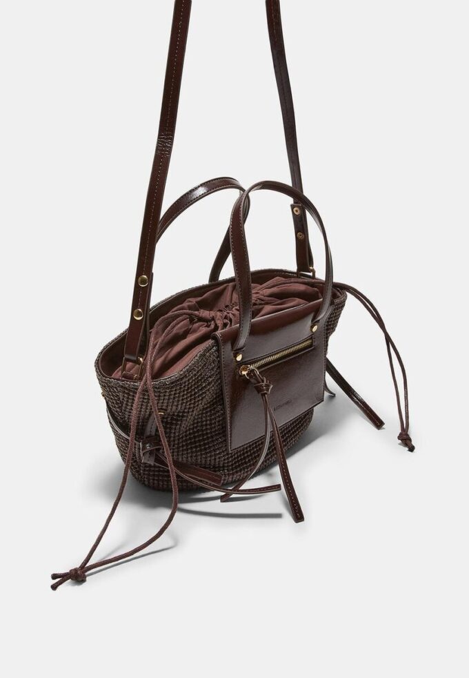 Borsa a tracolla a forma di cestino con effetto all’uncinetto